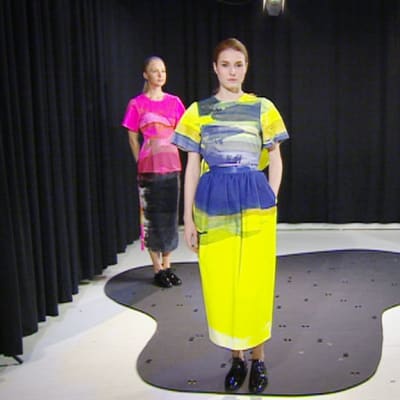 Mallit esittelevät Satu Maarasen suunnittelemia vaatteita Aamu-tv:n studiossa.