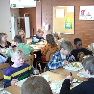 Terveystarkastaja Sinikka Holsti tarkkailee ruokailun kulkua
