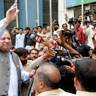 Nawaz Sharif tervehtii median edustajia äänestettyään parlamenttivaaleissa Lahoressa. 