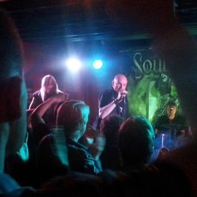 SoulHealer keikalla, lavalla vasemmalta Teemu Kuosmanen, Jori Kärki ja Jani Nyman.