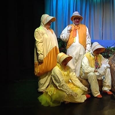 Kehitysvammaiset esittämässä näytelmää Porvoon teatterin lavalla.