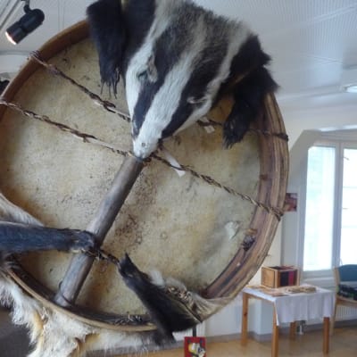 Mäyrännahasta tehty shamaanirumpu.