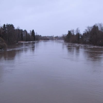 Loimijoki tulvii  ja uhkaa rakennuksia Huittisissa.