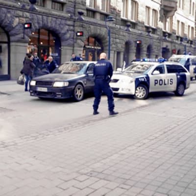 Poliisi ja takaa-ajettu auto Mikonkadulla Helsingissä.