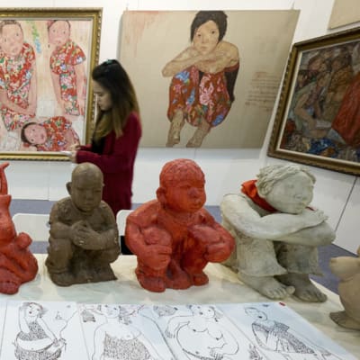Kiinalaista taidetta taidenäyttelyssä.