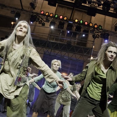 Keski-ikäisten Hair-musikaali Turun Logomossa.
