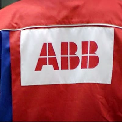 ABB:n logo työntekijän takin selkämyksessä.