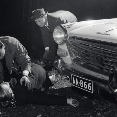 Lehtikuvaaja Pertti Jenytinin mustavalkoinen valokuva, jossa onnettomuustilanne. 