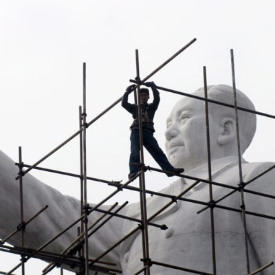 Työntekijät poistavat rakennustelineitä Mao Zedongia esittävän valkoisen marmoripatsaan ympäriltä Chengdussa tammikuussa 2007.