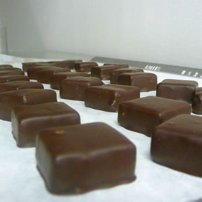Suklaat valmistuvat Hemgårdenin suklaapajassa Vaasassa.