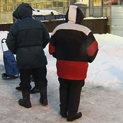 Ihmisiä leipäjonossa.