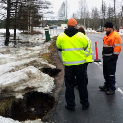 Vesi on nakertanut tien reunaa Taalintehtaalla