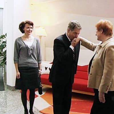 Sauli Niinistö tervehti Tarja Halosta lämpimästi vieraillessaan Mäntyniemessä helmikuun alussa 2012.
