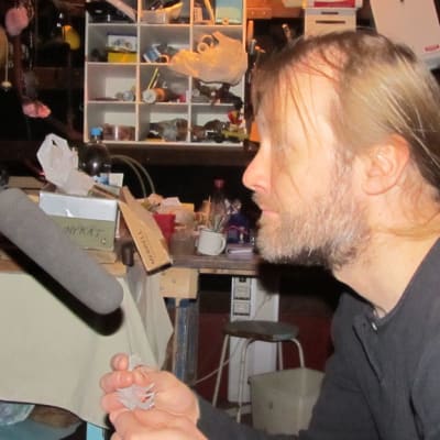 Heikki Kossi tekee foley-ääntä kohtaukseen, jossa tupakantuhkaa leijailee hihalle.