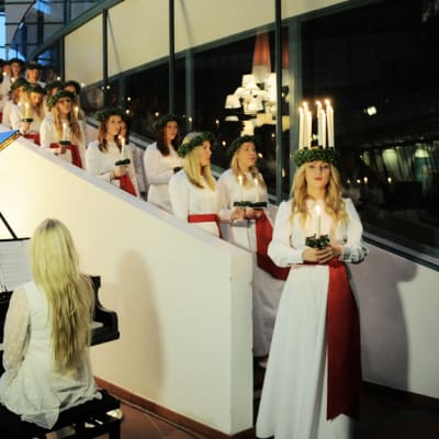 Lucia-neito esiintyi Ylen Isossa Pajassa 13. joulukuuta 2012 - kulkue laskeutuu portaita. 
