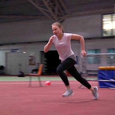 urheilija nuori tyttö juoksee