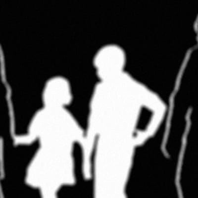 Perheen siluetti mustavalkoisessa kuvassa. 