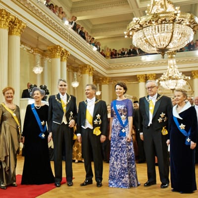 Presidentit puolisoineen vasemmalta lukien: Halonen, Koivisto, Niinistö ja Ahtisaari.