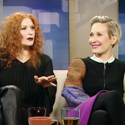Aamu-tv:n sohvalla pukuloistoa arvioivat Ellen muotitoimittaja Salli Raeste ja stylisti, muodin asiantuntija Minttu Vesala.