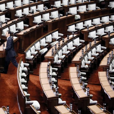 Japanin parlamentin alahuoneen jäsen poistumassa istuntosalista Tokiossa.