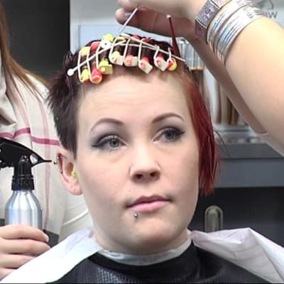 Naiselle tehdään permanenttia.