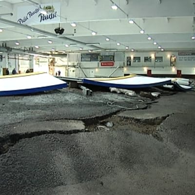 Seitsemän metriä paksu ikirouta aiheutti suuria ongelmia Myllypuron jäähallin rakenteisiin.