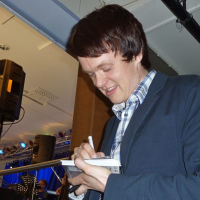 Tangokuningas Pekka Mikkola jakaa nimikirjoituksia.
