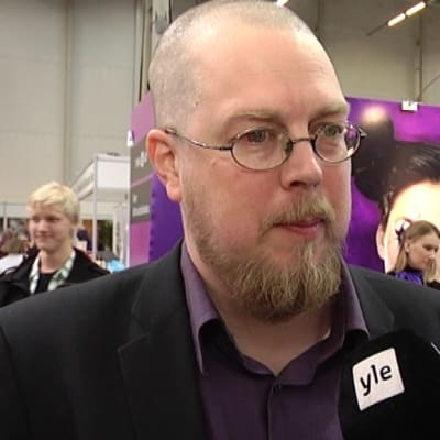 Tuomas Kyrö Turun kirjamessuilla.