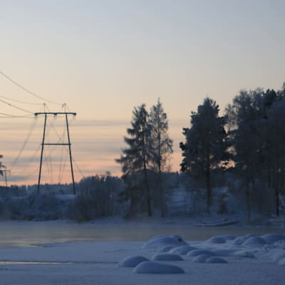 Sähkölinja ylittää Kymijoen Kouvolassa Pessankoskella