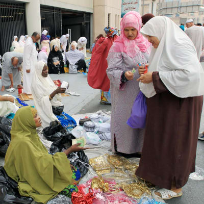 Mekkaan saapuneet muslimipyhiinvaeltajat ostivat matkamuistoja lähellä Masjid al-Haramin moskeijaa sijaitsevalla torilla.