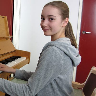 jasmin mönkkönen soittaa pianoa