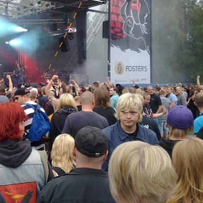 Yleisö ja bändi lavalla Porispere-tapahtumassa 2012.