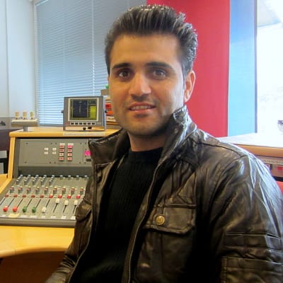 Khalkhasspoot istuu Turun radiostudiossa.