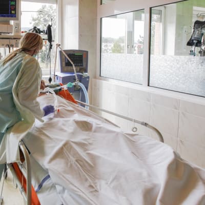 Myrkytyksen uhri sairaalahoidossa Zlinin sairaalassa Tshekissä 12 syyskuuta 2012.