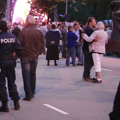 Poliisit valvovat järjestystä Tangomarkkinoilla 2012. 