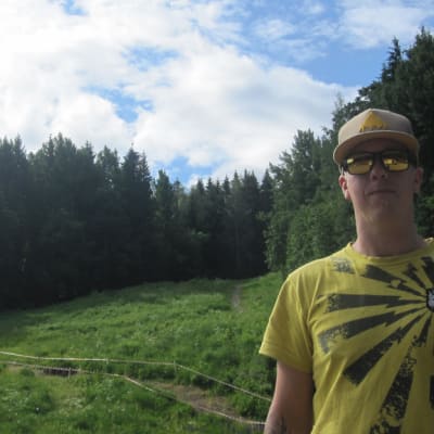 Alamäkipyöräilijä Olli Vilppola Hervannassa.