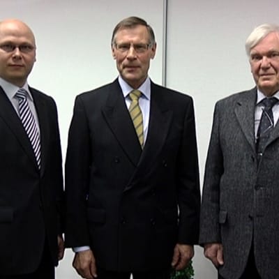 Millennium-tunnuspalkinnon ottivat vastaan Vivoxid-yhtiön toimitusjohtaja Tomi Numminen (vas.), Turun yliopiston emeritusprofessori Antti Yli-Urpo ja Åbo Akademin emeritusprofessori Kaj Karsson.