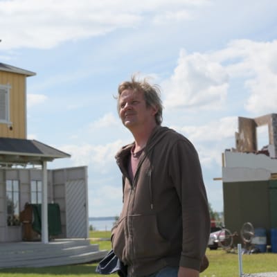 Mooseksen Perintö -näytelmän ohjaaja Jukka Mäkinen seisoo kulisseissa aurinkoisessa Joensuussa.