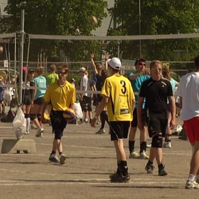 Lentopalloilijat pelaavat Turun Kupittaalla.