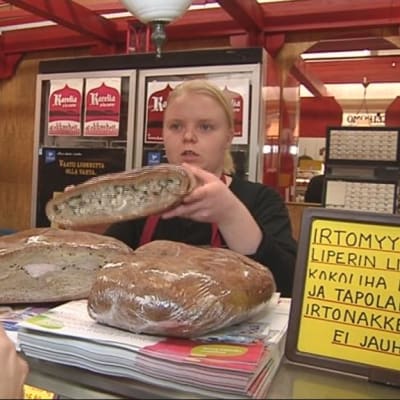 Liha- ja kalakukkoja lihamyymälän tiskillä Joensuun kauppahallissa.