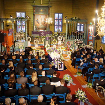 Siunaustilaisuus Blomvagin kirkossa, joka sijaitsee Bergenin lähellä Norjassa.