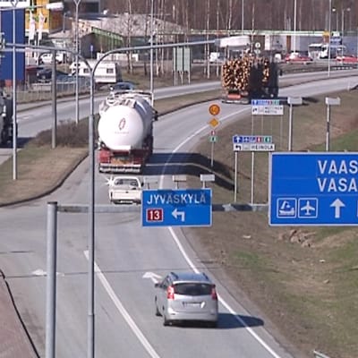 Kokkolan Eteläväylällä liikenne lisääntyy.
