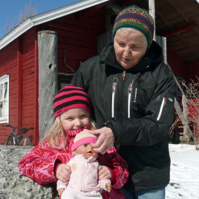 Kankaan pihapiirissä asuu kaksi Iidaa, 6-vuotias pojantyttö Iida ja mummu Iida Kaarina.
