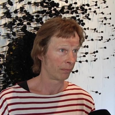 Kuvanveistäjä Pekka Jylhä on osallistunut näyttelyn kokoamiseen. Taustalla Benjamin Orlowin työ "Kaikki Ideat".