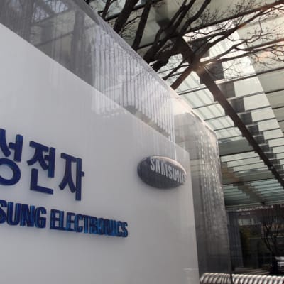 Samsungin logo yhtiön päämajan edustalla