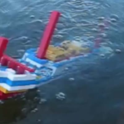 Lego-Titanic uppoaa Reposaaren edustalle.