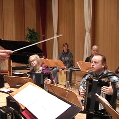 Kapellimestari Raimo Vertainen johtaa orkestaria.