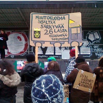 Mielenosoitus lastenkotien puolesta Turussa.
