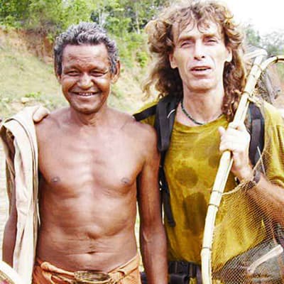 Oikealla toinen panttivangeista, italialainen Paolo Brusco, joka on kuvattiin yhdessä tuntemattoman heimomiehen kanssa. Bruscoa ei tiettävästi ole vielä vapautettu.
