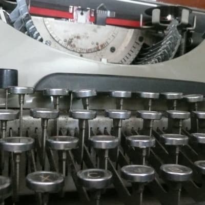 Kirjailijatalon vanha kirjoituskone.